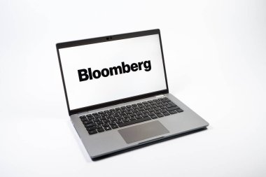 Prag, Çek Cumhuriyeti - 08 12 2025: Bloomberg logosunu gösteren bir dizüstü bilgisayarın tepeden aşağı görüntüsü. Bloomberg finansal haberler, veriler ve analizler sağlayan bir şirkettir..