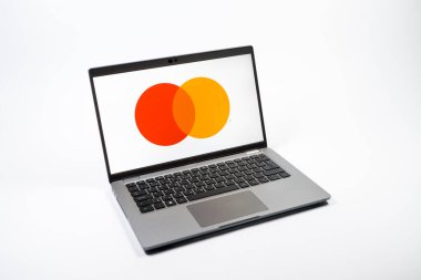 Prag, Çek Cumhuriyeti - 08 12 2025: Mastercard logosunu gösteren bir dizüstü bilgisayarın tepeden aşağı görüntüsü. Mastercard ödeme kartları ve hizmetler sağlayan bir finans şirketidir..