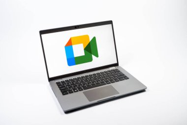 Prag, Çek Cumhuriyeti - 08 12 2025: Google Meet logosunu gösteren bir dizüstü bilgisayarın tepeden aşağı görüntüsü. Google Meet video toplantıları ve çevrimiçi işbirliği için bir platformdur.