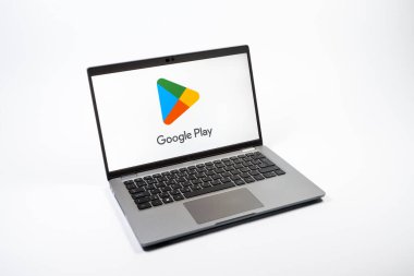 Prag, Çek Cumhuriyeti - 08 12 2025: Google Play logosunu gösteren bir dizüstü bilgisayarın yukarıdan aşağı görüntüsü. Google Play uygulamaları, oyunları ve dijital içeriği indirmek için bir platformdur.