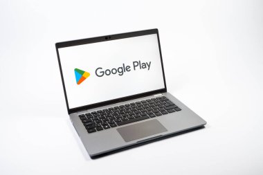 Prag, Çek Cumhuriyeti - 08 12 2025: Google Play logosunu gösteren bir dizüstü bilgisayarın yukarıdan aşağı görüntüsü. Google Play uygulamaları, oyunları ve dijital içeriği indirmek için bir platformdur.