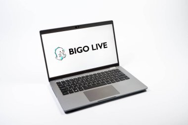 Prag, Çek Cumhuriyeti - 08 12 2025: Bigo Live logosunu gösteren bir dizüstü bilgisayarın tepeden aşağı görüntüsü. Bigo Live canlı yayın ve sosyal etkileşim için bir platformdur.