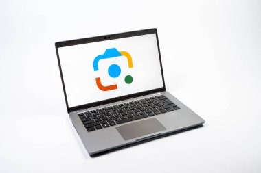 Prag, Çek Cumhuriyeti - 08 12 2025: Google Lens logosunu gösteren bir dizüstü bilgisayarın tepeden aşağı görüntüsü. Google Lens, resimlerdeki görsel arama ve bilgi için kullanılan bir araçtır..