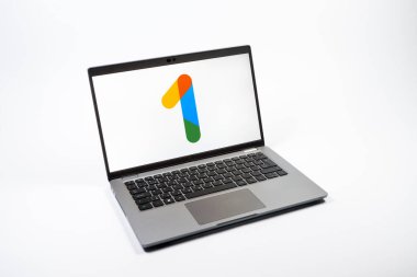 Prag, Çek Cumhuriyeti - 08 12 2025: Google One logosunu gösteren bir dizüstü bilgisayarın yukarıdan aşağı görüntüsü. Google 1 bulut depolama ve abonelik hizmetleri için bir platformdur.