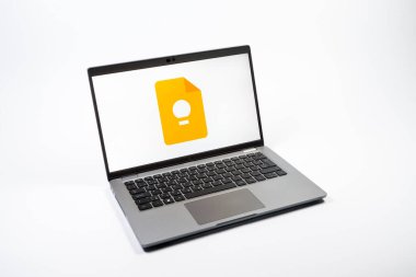 Prag, Çek Cumhuriyeti - 08 12 2025: Google Keep logosunu gösteren bir dizüstü bilgisayarın tepeden aşağı görüntüsü. Google Keep notlar, listeler ve hatırlatıcılar için bir platformdur.