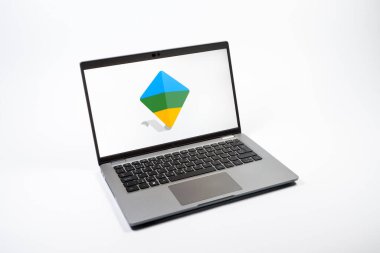 Prag, Çek Cumhuriyeti - 08 12 2025: Google Family Link logosunu gösteren bir dizüstü bilgisayarın tepeden aşağı görüntüsü. Google Family Link ebeveyn denetimi ve çocuk hesabı yönetimi için bir platformdur.