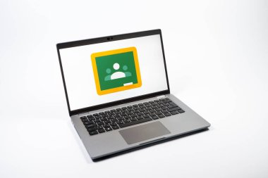 Prag, Çek Cumhuriyeti - 08 12 2025: Google Sınıfı logosunu gösteren tek bir arkaplanda bir dizüstü bilgisayarın yukarıdan aşağı görüntüsü. Google Sınıfı, sınıfları ve eğitim içeriğini yönetmek için bir platformdur.