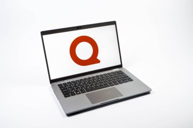Prag, Çek Cumhuriyeti - 08 12 2025: Quora logosunu gösteren bir dizüstü bilgisayarın tepeden aşağı görüntüsü. Quora soru sormak ve bilgi paylaşmak için bir platformdur..