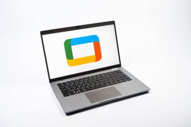 Prag, Çek Cumhuriyeti - 08 12 2025: Google TV logosunu gösteren tek bir arkaplanda bir dizüstü bilgisayarın yukarıdan aşağı görüntüsü. Google TV film, program ve uygulamalar için bir platformdur..