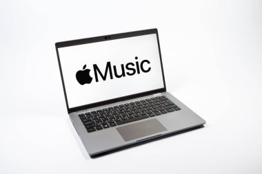 Prag, Çek Cumhuriyeti - 08 12 2025: Apple Music logosunu gösteren bir dizüstü bilgisayarın tepeden aşağı görüntüsü. Apple Music müzik için bir platformdur..
