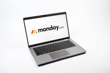 Prag, Çek Cumhuriyeti - 08 12 2025: Monday.com logosunu gösteren bir dizüstü bilgisayarın tepeden aşağı görüntüsü. Monday.com proje yönetimi ve takım işbirliği için bir platformdur.