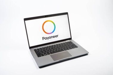 Prag, Çek Cumhuriyeti - 08 12 2025: Payonez logosunu gösteren bir dizüstü bilgisayarın tepeden aşağı görüntüsü. Paeveryone, küresel online ödemeler ve para transferleri için bir platformdur.