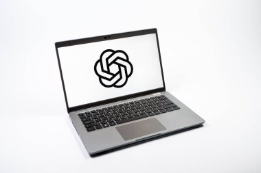 Prag, Çek Cumhuriyeti - 08 12 2025: OpenAI logosunu gösteren bir dizüstü bilgisayarın tepeden aşağı görüntüsü. OpenAI, yapay zeka modelleri ve uygulamaları geliştiren bir platformdur..