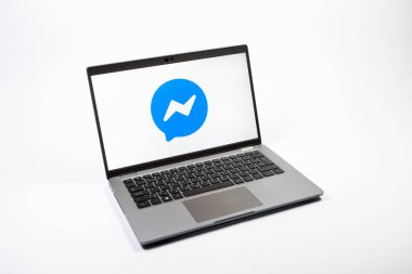 Prag, Çek Cumhuriyeti - 08 12 2025: Elçi logosunu gösteren tek tip bir arkaplanda bir dizüstü bilgisayarın yukarıdan görünüşü. Haberci Facebook 'ta mesajlaşma ve sohbet için bir platformdur.