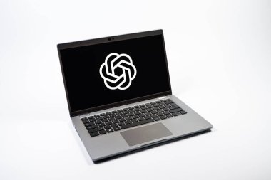 Prag, Çek Cumhuriyeti - 08 12 2025: OpenAI logosunu gösteren bir dizüstü bilgisayarın tepeden aşağı görüntüsü. OpenAI, yapay zeka modelleri ve uygulamaları geliştiren bir platformdur..