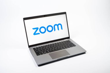 Prag, Çek Cumhuriyeti - 08 12 2025: Zoom logosunu gösteren bir dizüstü bilgisayarın tepeden aşağı görüntüsü. Zoom video toplantıları ve çevrimiçi işbirliği için bir platform.