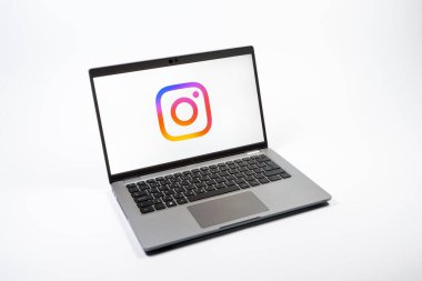 Prag, Çek Cumhuriyeti - 08 12 2025: Instagram logosunu gösteren tek bir arkaplanda bir dizüstü bilgisayarın yukarıdan aşağı görüntüsü. Instagram fotoğraf ve video paylaşımı için bir sosyal medya platformudur..