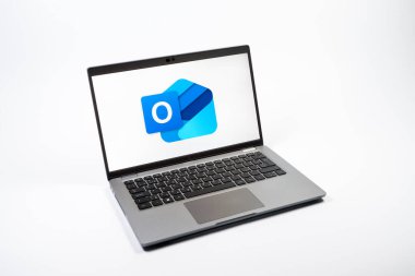 Prag, Çek Cumhuriyeti - 08 12 2025: Outlook logosunu gösteren bir dizüstü bilgisayarın tepeden aşağı görüntüsü. Outlook iletileri göndermek ve yönetmek için bir e- posta platformudur.