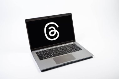 Prag, Çek Cumhuriyeti - 08 12 2025: Dizüstü bilgisayarın tek tip arkaplanda ipliklerin logosunu gösteren yukarıdan aşağı görüntüsü. Tartışmalar, kısa gönderileri ve güncellemeleri paylaşmak için bir sosyal medya platformudur.