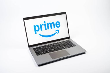 Prag, Çek Cumhuriyeti - 08 12 2025: Tek tip arkaplanda Prime logosunu gösteren bir dizüstü bilgisayarın yukarıdan görünüşü. Asal, alışveriş, yayın ve faydaları için bir abonelik hizmetidir..