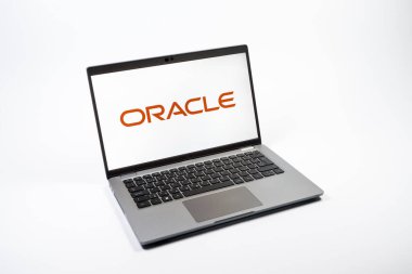 Prag, Çek Cumhuriyeti - 08 12 2025: Kahin logosunu gösteren tek bir arka planda dizüstü bilgisayarın yukarıdan görünüşü. Kahin, veritabanı yazılımı ve bulut çözümleri sağlayan bir şirkettir..