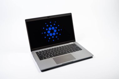 Prag, Çek Cumhuriyeti - 08 12 2025: Cardano logosunu gösteren bir dizüstü bilgisayarın tepeden aşağı görüntüsü. Cardano akıllı sözleşmeler ve kripto için bir engelleme platformudur..