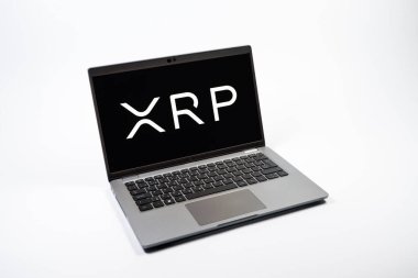 Prag, Çek Cumhuriyeti - 08 12 2025: Tek tip arkaplanda Ripple logosunu gösteren bir dizüstü bilgisayarın yukarıdan görünüşü. Dalgalanma dijital kripto para birimi ve ödeme protokolüdür..