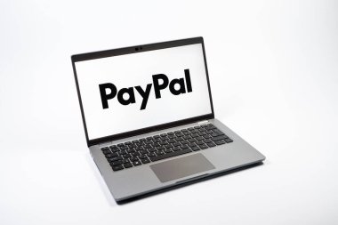 Prag, Çek Cumhuriyeti - 08 12 2025: PayPal logosunu gösteren bir dizüstü bilgisayarın tepeden aşağı görüntüsü. PayPal çevrimiçi ödemeler ve para transferleri için bir platformdur.