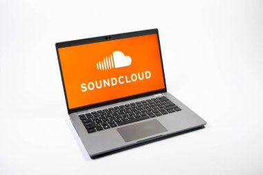 Prag, Çek Cumhuriyeti - 08 12 2025: Tek bir arkaplanda SoundCloud logosunu gösteren bir dizüstü bilgisayarın yukarıdan görünüşü. SoundCloud müzik paylaşımı ve yayını için bir platformdur..
