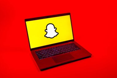 Prag, Çek Cumhuriyeti - 08 12 2025: Snapchat logosunu gösteren bir dizüstü bilgisayarın tepeden aşağı görüntüsü. Snapchat fotoğraf, video ve geçici mesajlar göndermek için bir uygulamadır.