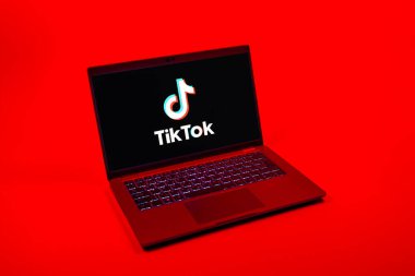 Prag, Çek Cumhuriyeti - 08 12 2025: TikTok logosunu gösteren bir dizüstü bilgisayarın tepeden aşağı görüntüsü. TikTok kısa, yaratıcı ve viral video platformu.