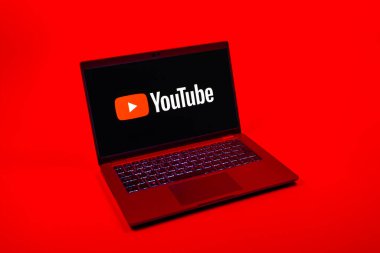 Prag, Çek Cumhuriyeti - 08 12 2025: Youtube logosunu gösteren bir dizüstü bilgisayarın tepeden aşağı görüntüsü. Youtube dünya çapında videoları izlemek ve paylaşmak için bir platform.