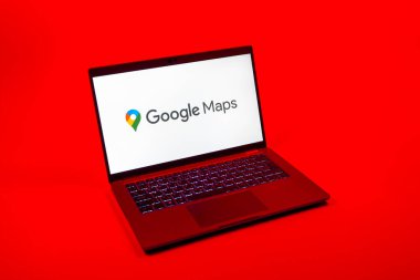 Prag, Çek Cumhuriyeti - 08 12 2025: Google Maps logosunu gösteren bir dizüstü bilgisayarın yukarıdan aşağı görüntüsü. Google Maps haritalar, navigasyon ve konum hizmetleri için bir platformdur.