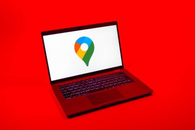 Prag, Çek Cumhuriyeti - 08 12 2025: Google Maps logosunu gösteren bir dizüstü bilgisayarın yukarıdan aşağı görüntüsü. Google Maps haritalar, navigasyon ve konum hizmetleri için bir platformdur.