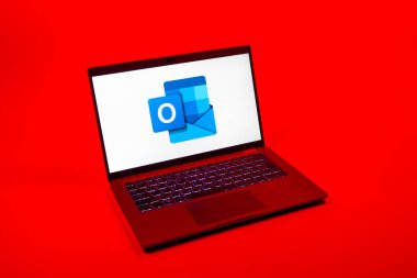 Prag, Çek Cumhuriyeti - 08 12 2025: Outlook logosunu gösteren bir dizüstü bilgisayarın tepeden aşağı görüntüsü. Outlook iletileri göndermek ve yönetmek için bir e- posta platformudur.
