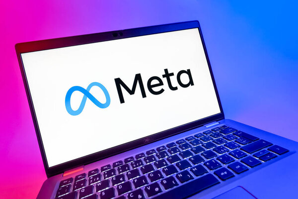 Прага, Чехия - 08 12 2025: Динамичный крупный план ноутбука с логотипом Мета. Мета - компания, предлагающая социальные платформы, такие как Facebook и Instagram.