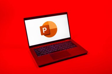 Prag, Çek Cumhuriyeti - 08 12 2025: Powerpoint logosunu gösteren tek bir arkaplanda bir dizüstü bilgisayarın yukarıdan aşağı görüntüsü. Powerpoint sunumlar ve slayt gösterileri oluşturmak için bir yazılımdır..