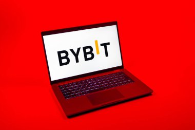 Prag, Çek Cumhuriyeti - 08 12 2025: Bybit logosunu gösteren bir dizüstü bilgisayarın tepeden aşağı görüntüsü. Bybit şifreli para ve türev ticareti için bir platformdur.