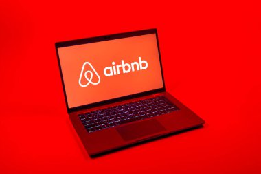 Prag, Çek Cumhuriyeti - 08 12 2025: Airbnb logosunu gösteren bir dizüstü bilgisayarın tepeden aşağı görüntüsü. Airbnb dünya çapında kısa vadeli konaklama için bir platformdur..