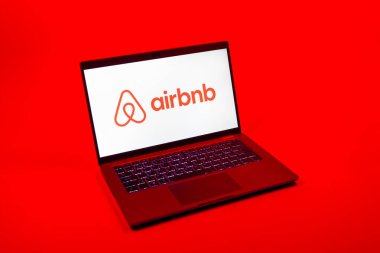 Prag, Çek Cumhuriyeti - 08 12 2025: Airbnb logosunu gösteren bir dizüstü bilgisayarın tepeden aşağı görüntüsü. Airbnb dünya çapında kısa vadeli konaklama için bir platformdur..