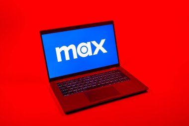Prag, Çek Cumhuriyeti - 08 12 2025: Max logosunu gösteren bir dizüstü bilgisayarın tepeden aşağı görüntüsü. Max, filmler, TV programları ve özgün içerikler için bir yayın platformudur..