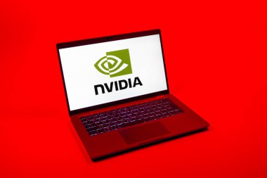 Prag, Çek Cumhuriyeti - 08 12 2025: NVIDIA logosunu gösteren bir dizüstü bilgisayarın tepeden aşağı görüntüsü. NVIDIA, GPU ve yapay zeka donanımı alanında uzmanlaşmış bir teknoloji şirketidir..