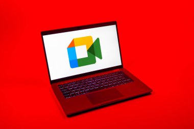 Prag, Çek Cumhuriyeti - 08 12 2025: Google Meet logosunu gösteren bir dizüstü bilgisayarın tepeden aşağı görüntüsü. Google Meet video toplantıları ve çevrimiçi işbirliği için bir platformdur.