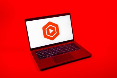 Prag, Çek Cumhuriyeti - 08 12 2025: Youtube Studio logosunu gösteren bir dizüstü bilgisayarın tepeden aşağı görüntüsü. Youtube Studio YouTube kanallarını yönetmek ve analiz etmek için bir platformdur.