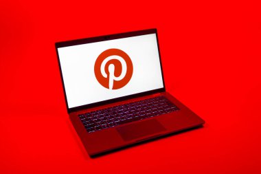Prag, Çek Cumhuriyeti - 08 12 2025: Pinterest logosunu gösteren bir dizüstü bilgisayarın tepeden aşağı görüntüsü. Pinterest fikirleri görsel olarak keşfetmek ve kaydetmek için bir platformdur..