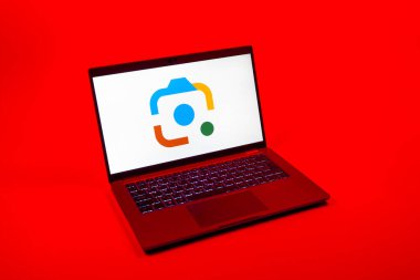 Prag, Çek Cumhuriyeti - 08 12 2025: Google Lens logosunu gösteren bir dizüstü bilgisayarın tepeden aşağı görüntüsü. Google Lens, resimlerdeki görsel arama ve bilgi için kullanılan bir araçtır..