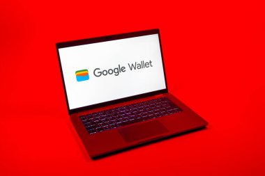 Prag, Çek Cumhuriyeti - 08 12 2025: Google Cüzdan logosunu gösteren bir dizüstü bilgisayarın tepeden aşağı görüntüsü. Google Cüzdanı dijital ödeme yöntemlerini depolamak ve kullanmak için bir platformdur.