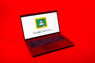 Prag, Çek Cumhuriyeti - 08 12 2025: Google Sınıfı logosunu gösteren tek bir arkaplanda bir dizüstü bilgisayarın yukarıdan aşağı görüntüsü. Google Sınıfı, sınıfları ve eğitim içeriğini yönetmek için bir platformdur.