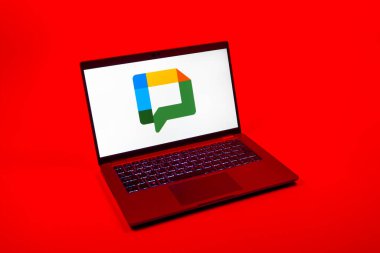 Prag, Çek Cumhuriyeti - 08 12 2025: Google Chat logosunu gösteren bir dizüstü bilgisayarın yukarıdan aşağı görüntüsü. Google Chat mesajlaşma ve takım işbirliği için bir platformdur.