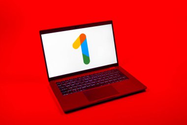 Prag, Çek Cumhuriyeti - 08 12 2025: Google One logosunu gösteren bir dizüstü bilgisayarın yukarıdan aşağı görüntüsü. Google 1 bulut depolama ve abonelik hizmetleri için bir platformdur.